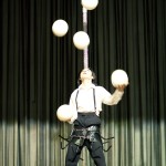 Image du numéro de Jonglerie/photo from big ball juggling act - Wind